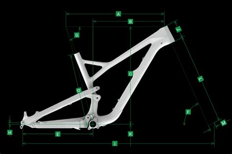 Schéma expliquant les différentes mesures de géométrie d'un VTT : Reach, Stack, angles de direction et de tube de selle.