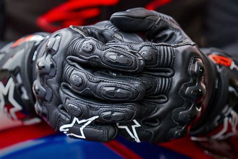 Gros plan sur la paume d'un gant de moto avec texture pour une meilleure adhérence
