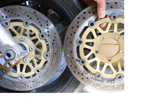 Image illustrant un disque de frein de moto usé ou endommagé