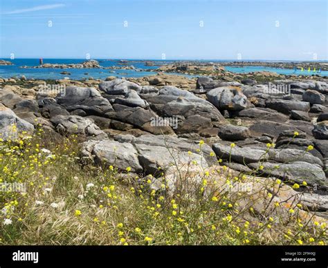 Vue panoramique de la côte rocheuse du Finistère avec un sentier VTT en premier plan