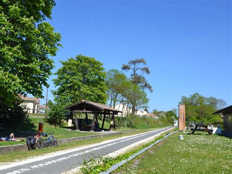 La piste cyclable Roger Lapébie serpentant à travers une forêt