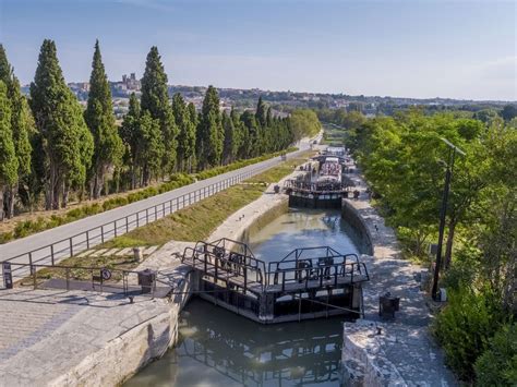 Écluse sur le Canal du Midi, typique du paysage