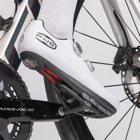 Illustration schématique de la connexion entre la chaussure de cyclisme et la pédale, mettant en évidence les points de contact et la transmission de puissance.