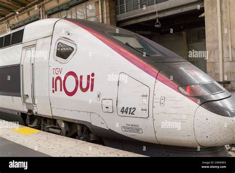 Vue extérieure futuriste du TGV INOUI avec une peinture réfléchissante