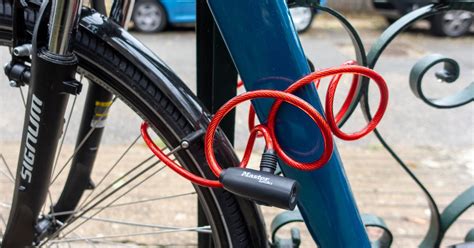 Illustration montrant comment fixer un antivol en U sur une moto