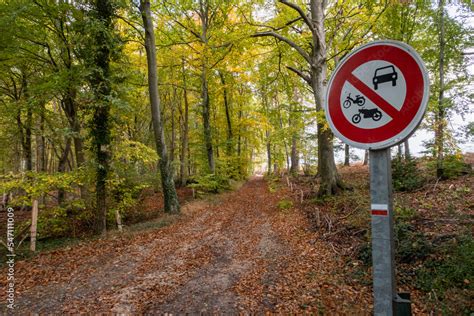 Panneau d'interdiction de circulation sur un chemin rural
