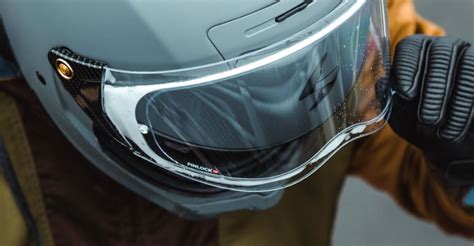 Infographie montrant les étapes d'installation d'une lentille Pinlock sur une visière de casque.