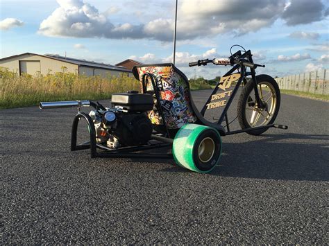 Vue arrière du drift trike motorisé, mettant en évidence la concentration du poids