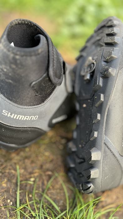 Gros plan sur les crampons de la semelle des Shimano MW5
