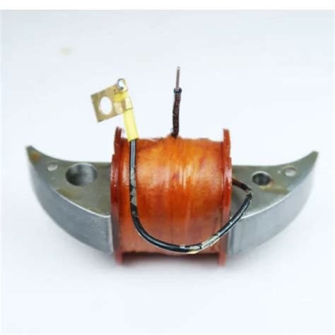 Vue rapprochée d'une bobine d'allumage de mobylette, mettant en évidence ses connexions.