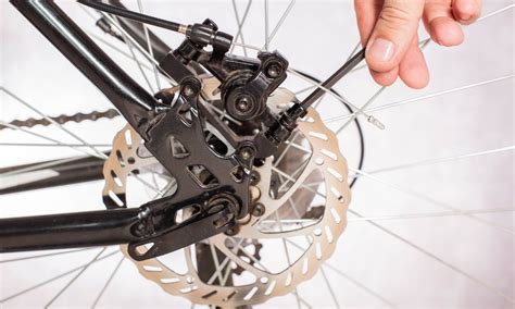 Gros plan sur un système de freinage à disque hydraulique d'un vélo électrique.
