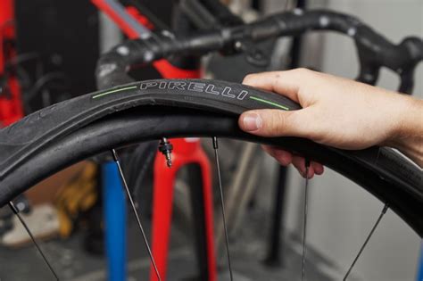 Illustration du montage d'un pneu en Tubeless.
