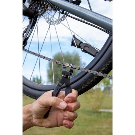 Détail du mécanisme d'une attache rapide de vélo.