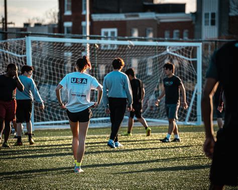 Groupe de personnes jouant au football gaélique sur un terrain.