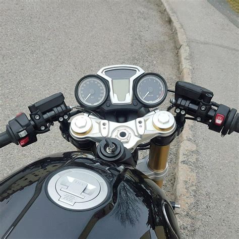Exemple de guidons bracelets installés sur une moto