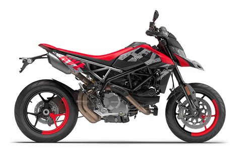 Vue de face d'une Ducati Hypermotard 950 avec le carénage avant en carbone installé