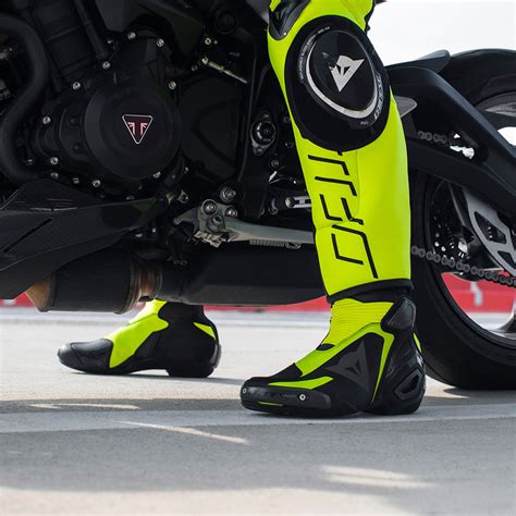 Photo des bottes Dainese Axial 2 avec leurs systèmes de protection