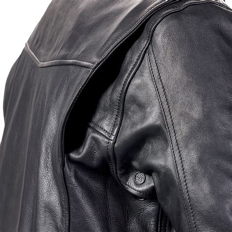 Détail des protections amovibles du blouson en cuir