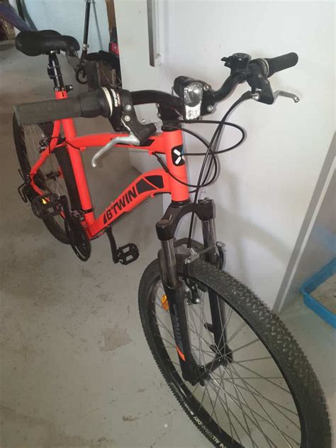 Infographie comparant la géométrie d'un vélo de ville (Btwin 5) et d'un VTT (Rockrider 520)