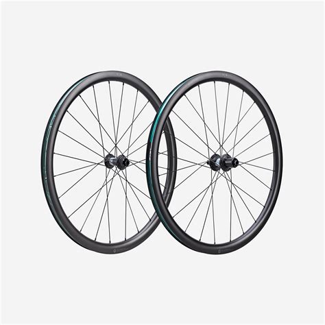 Une sélection de roues carbone de différentes marques et profondeurs de jante.