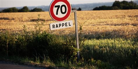 Panneau de signalisation indiquant le début d'un parcours en gyropode dans un village alsacien