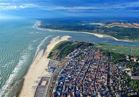 Vue aérienne spectaculaire de la plage du Touquet remplie de motos et de spectateurs lors de l'Enduropale.