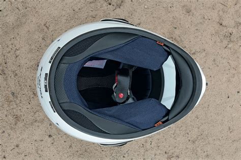 Intérieur du casque Arai Rebel, montrant les rembourrages et le système FCS