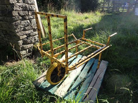 Schéma comparant la répartition du poids sur une brouette à une roue et une brouette à deux roues.