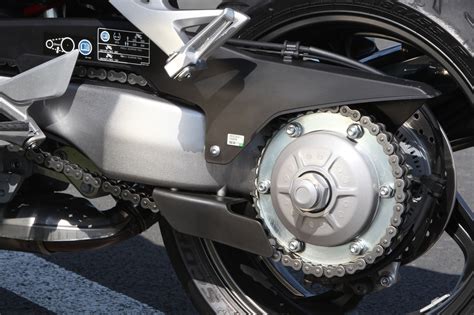 Vue du cadre périmétrique et du monobras oscillant de la Honda VFR800X Crossrunner.