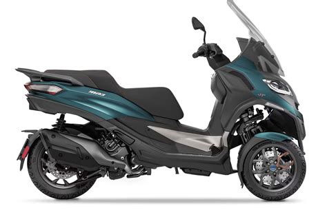 Vue latérale du Piaggio MP3 300, mettant en évidence son design urbain et ses trois roues.