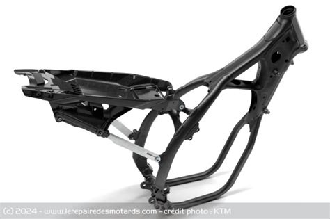 Vue du cadre KTM 450 SX-F mettant en évidence sa conception hydroformée