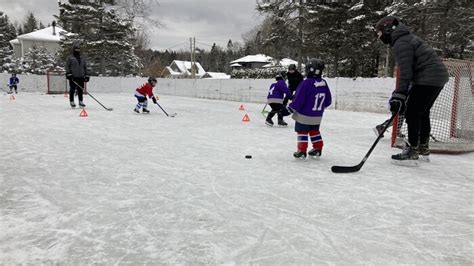 Groupe jouant au hockey sur une patinoire extérieure