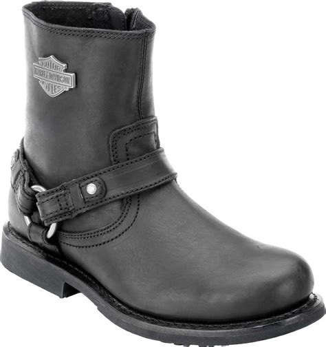 Une sélection de bottes de motard Harley-Davidson pour homme et femme mettant en avant leur style robuste.