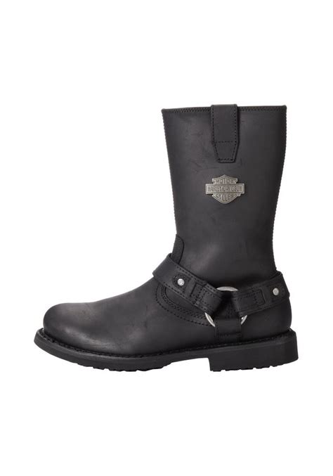 Gros plan sur les détails d'une botte Harley-Davidson : coutures, boucles métalliques et logo discret.