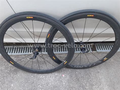 Vue d'ensemble des roues Mavic Cosmic SL avec leurs jantes en carbone.