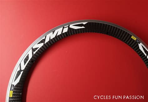 Détail de la piste de freinage sur jante carbone des Mavic Cosmic SL.