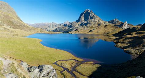 Vue panoramique des paysages aquatiques de Le Perrier avec canaux et roselières