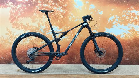 Photo du vélo Cannondale Scalpel 4, mettant en valeur son design sportif et ses composants.
