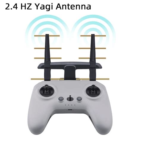 Photo d'un amplificateur de signal de type antenne Yagi monté sur la télécommande d'un drone DJI.