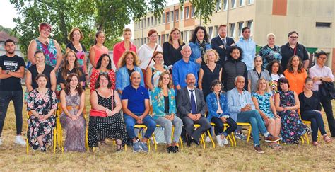 Groupe d'élèves, enseignants et mécaniciens prêts pour la compétition de mobylettes