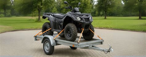 Vue de dessus d'un quad positionné sur une remorque, prêt pour l'arrimage