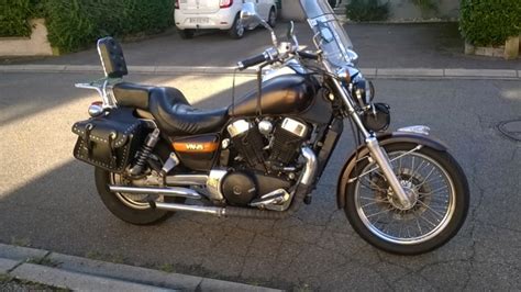 Capture d'écran de Johnny Hallyday au guidon de la Kawasaki VN 1500 Sumo dans la série 