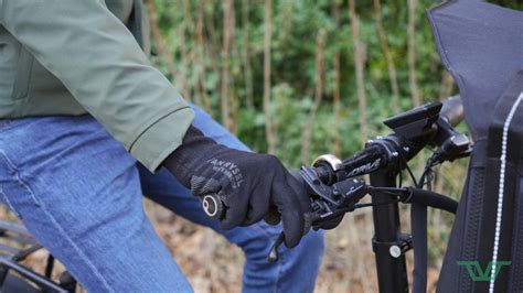 Gros plan sur la paume du gant Van Rysel Mid-Season 900, montrant les inserts antidérapants et le rembourrage en gel.