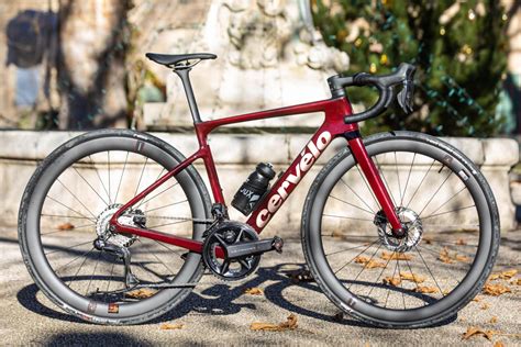 Photo d'un détail du cadre Cervélo Caledonia-5 montrant les fixations intégrées pour accessoires.