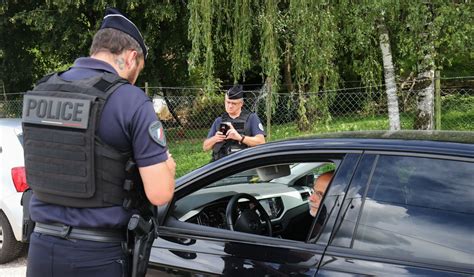Illustration représentant un contrôle de police avec un conducteur présentant ses papiers