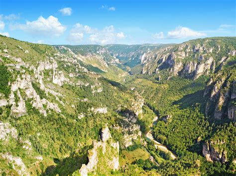 Photo aérienne des Gorges du Tarn avec des falaises propices à l'escalade.