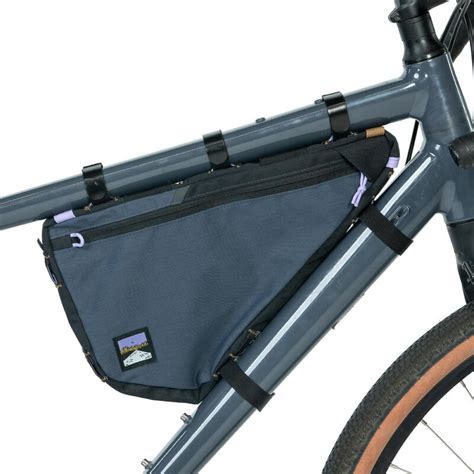 Schéma technique de la sacoche de cadre 'Sacouli' indiquant ses dimensions, son emplacement sur le cadre du vélo et les zones de personnalisation du logo.