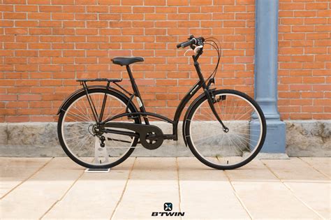 Photo du vélo B'Twin Elops 300 dans un environnement urbain