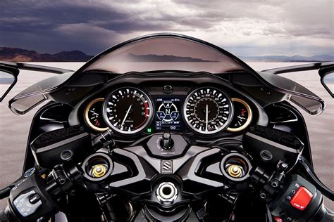 Tableau de bord de la Suzuki Hayabusa avec compteurs analogiques et écran numérique