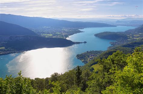 Vue panoramique du Lac d'Annecy avec ses montagnes environnantes